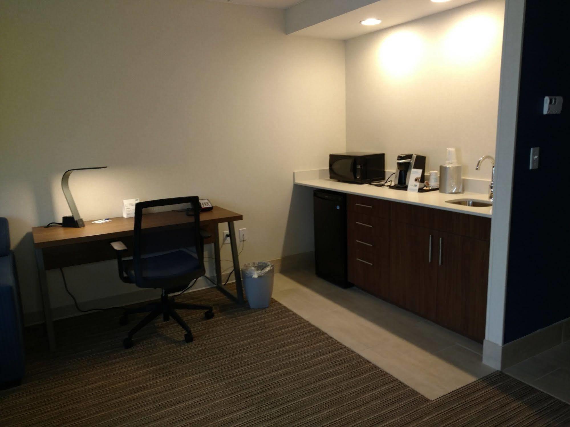 Holiday Inn Express Hotel & Suites Providence-Woonsocket By Ihg Bagian luar foto